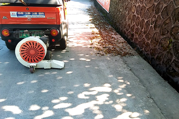 路面吹風(fēng)機(jī)落葉吹掃，這波操作很穩(wěn)